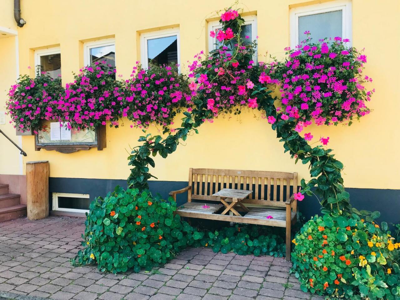 Hotel Zum Engel Mespelbrunn Exterior photo